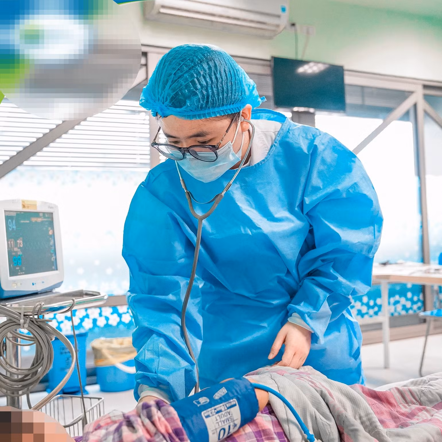 Bác sĩ Trương Thùy Linh, Khoa Thận và Lọc máu đang thăm khám cho bệnh nhi. Bác sĩ Trương Thùy Linh, Khoa Thận và Lọc máu đang thăm khám cho bệnh nhi.