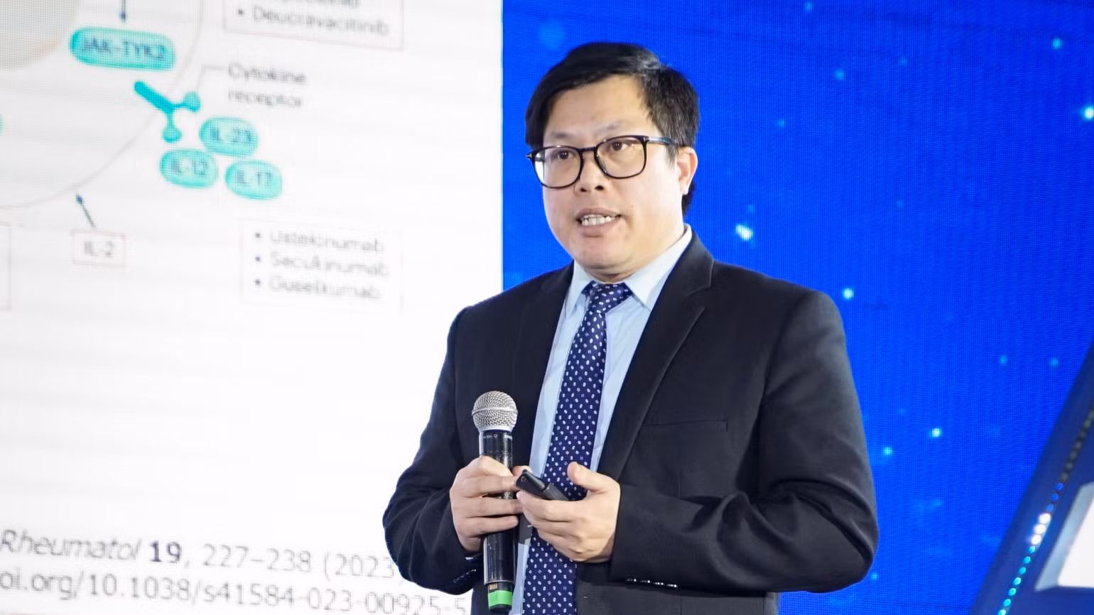 Tiến sĩ Nguyễn Văn Đĩnh, Trưởng khoa Nội chung, Bệnh viện Đa khoa Quốc tế Vinmec Times City, giảng viên lâm sàng thuộc Khối Khoa học Sức khỏe, Trường Đại học VinUniversity, Việt Nam chia sẻ tại tọa đàm.