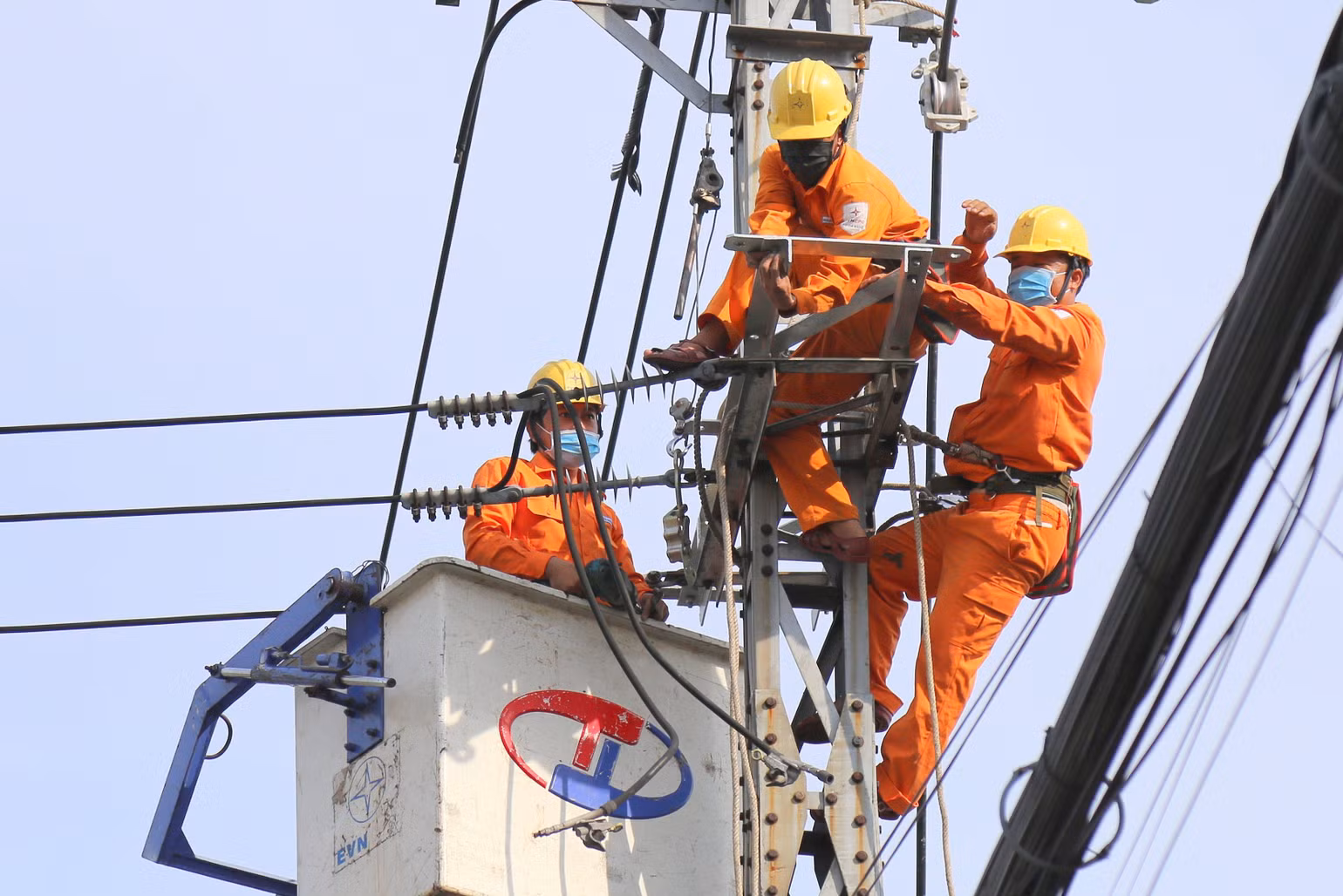 Áp dụng công nghệ sửa chữa nóng không cắt điện ở Quảng Nam.