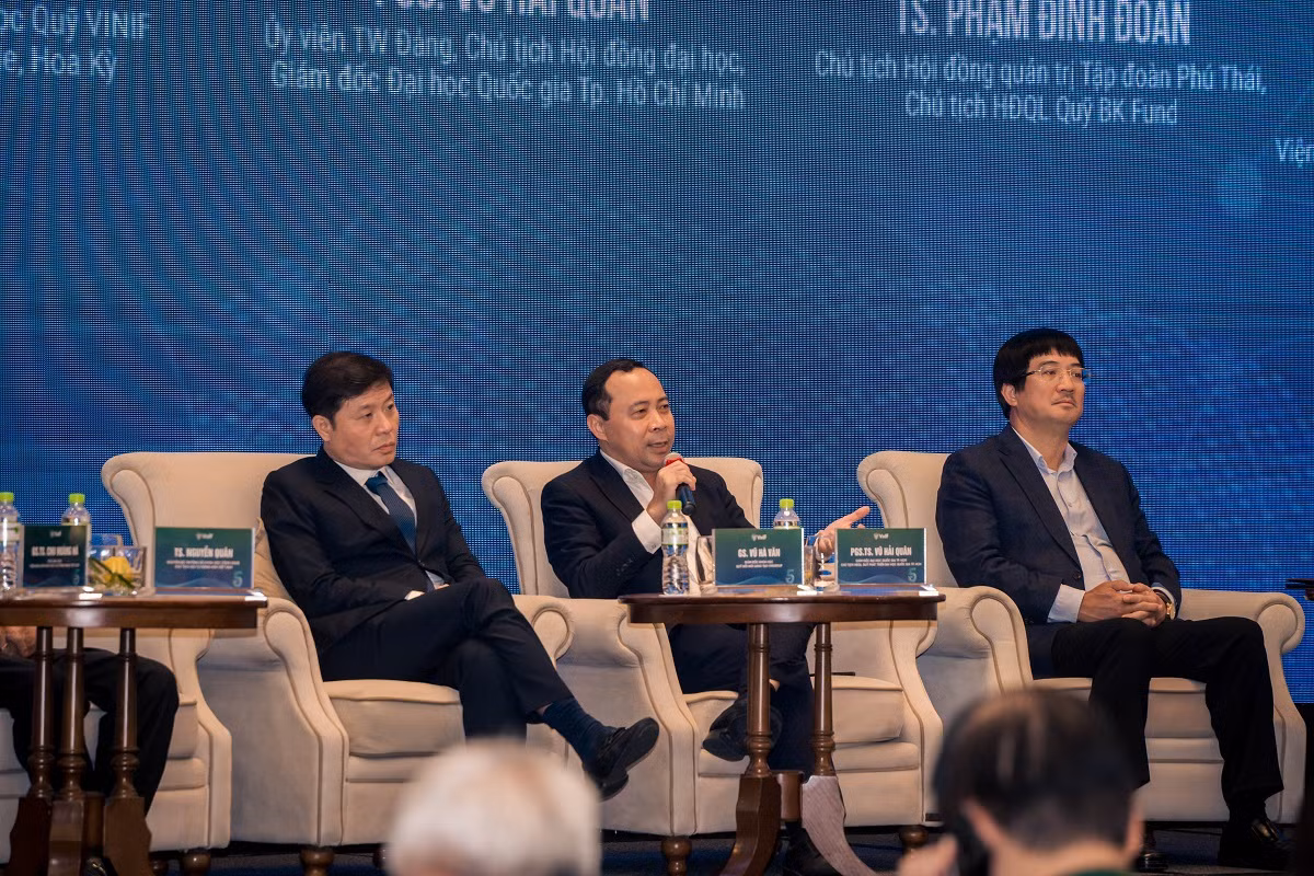 Phó Giáo sư, Tiến sĩ Vũ Hải Quân, Giám đốc Đại học Quốc gia TP Hồ Chí Minh chia sẻ tại hội thảo.