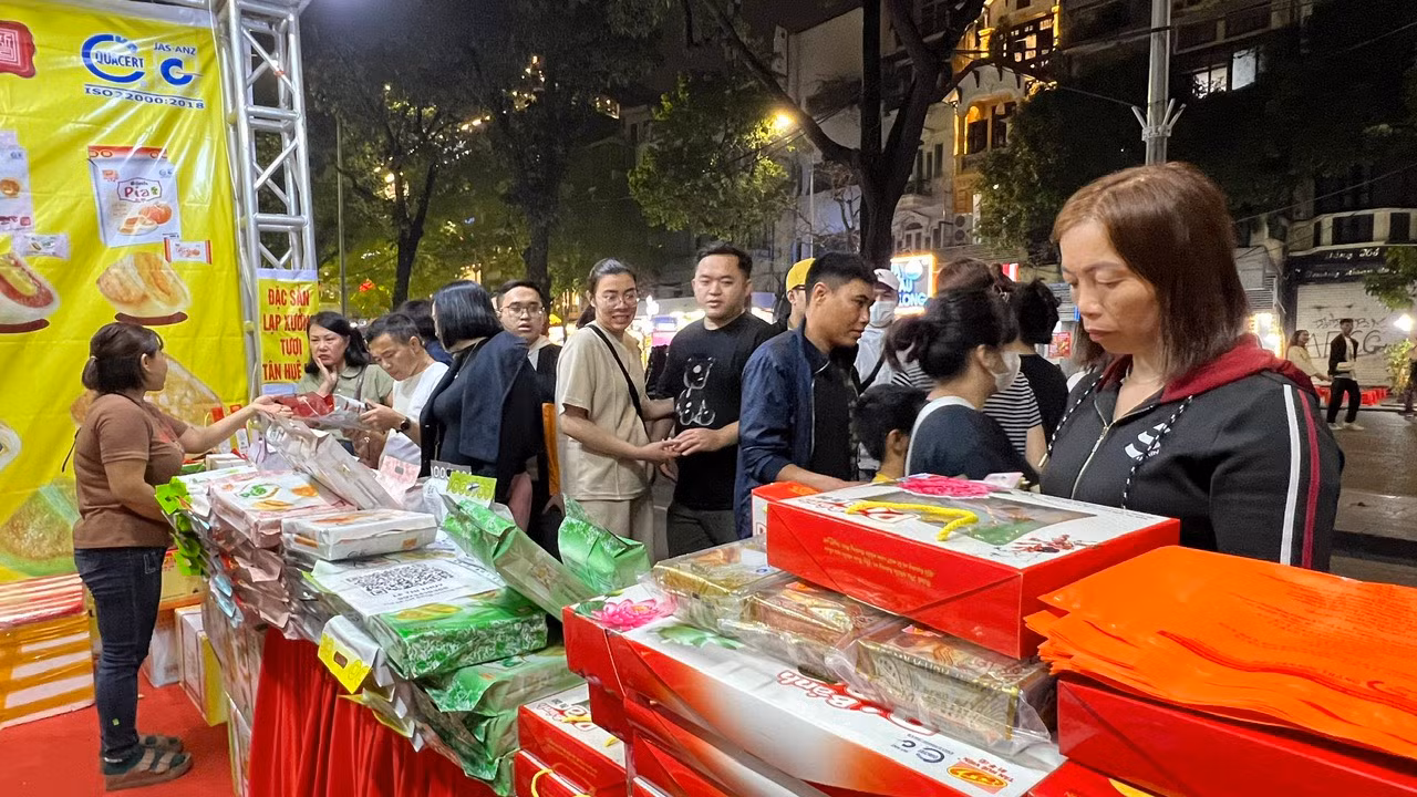 Các gian hàng thu hút sự quan tâm của du khách tại Phố đi bộ. Các gian hàng thu hút sự quan tâm của du khách tại Phố đi bộ.