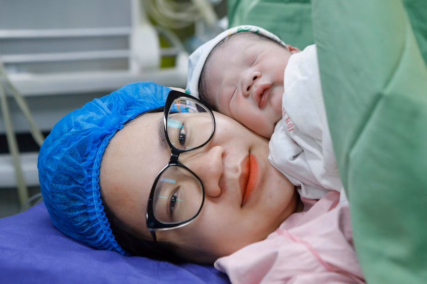 Sản phụ Vũ Thảo Phương chào đón con trai đầu lòng.