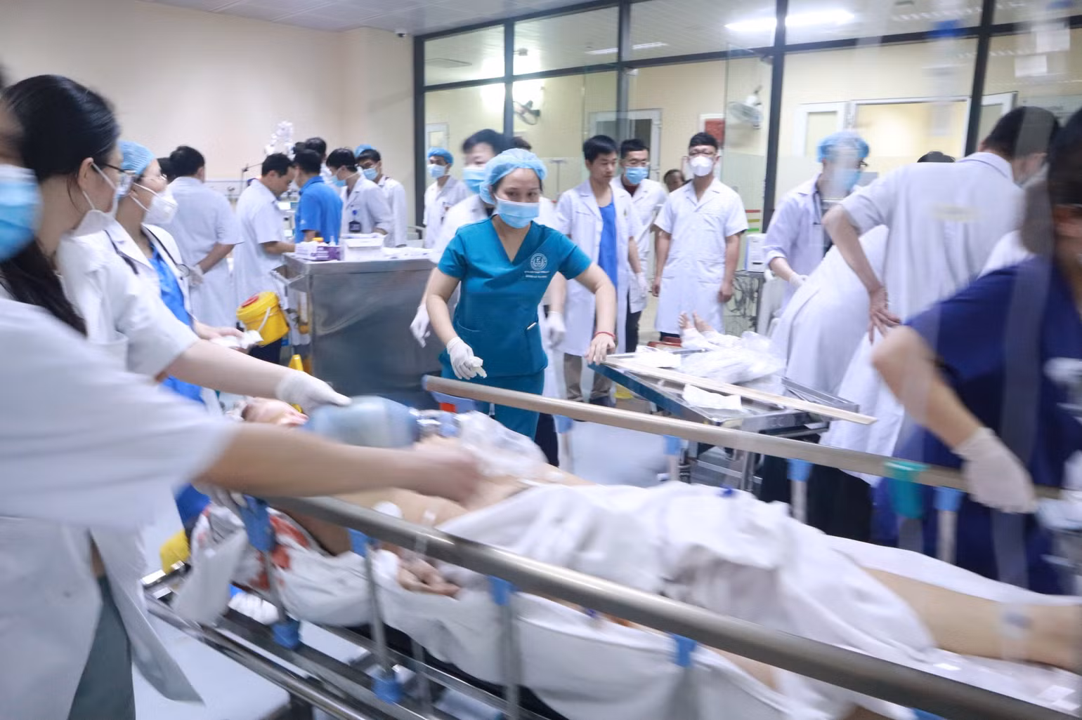 Bệnh viện huy động lực lượng hơn 50 nhân viên y tế để cấp cứu người bị nạn.