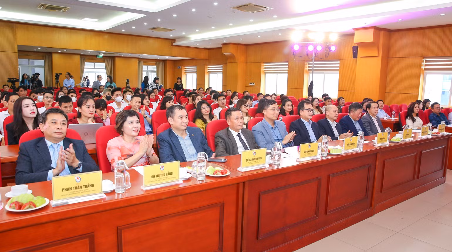 Đại diện lãnh đạo Hội Nhà báo Việt Nam, Vụ Tiết kiệm Năng lượng (Bộ Công thương), Tập Đoàn Điện lực Việt Nam và các nhóm tác giả tham dự lễ trao giải. Đại diện lãnh đạo Hội Nhà báo Việt Nam, Vụ Tiết kiệm Năng lượng (Bộ Công thương), Tập Đoàn Điện lực Việt Nam và các nhóm tác giả tham dự lễ trao giải.