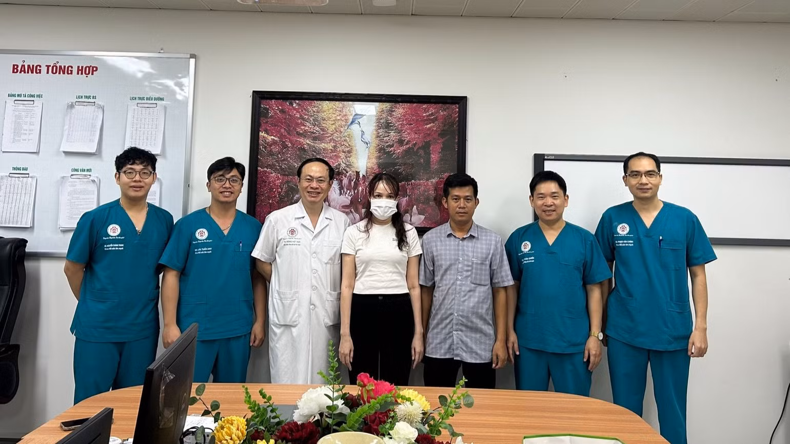 Bệnh nhân bình phục khỏe mạnh trong ngày ra viện. Bệnh nhân bình phục khỏe mạnh trong ngày ra viện.