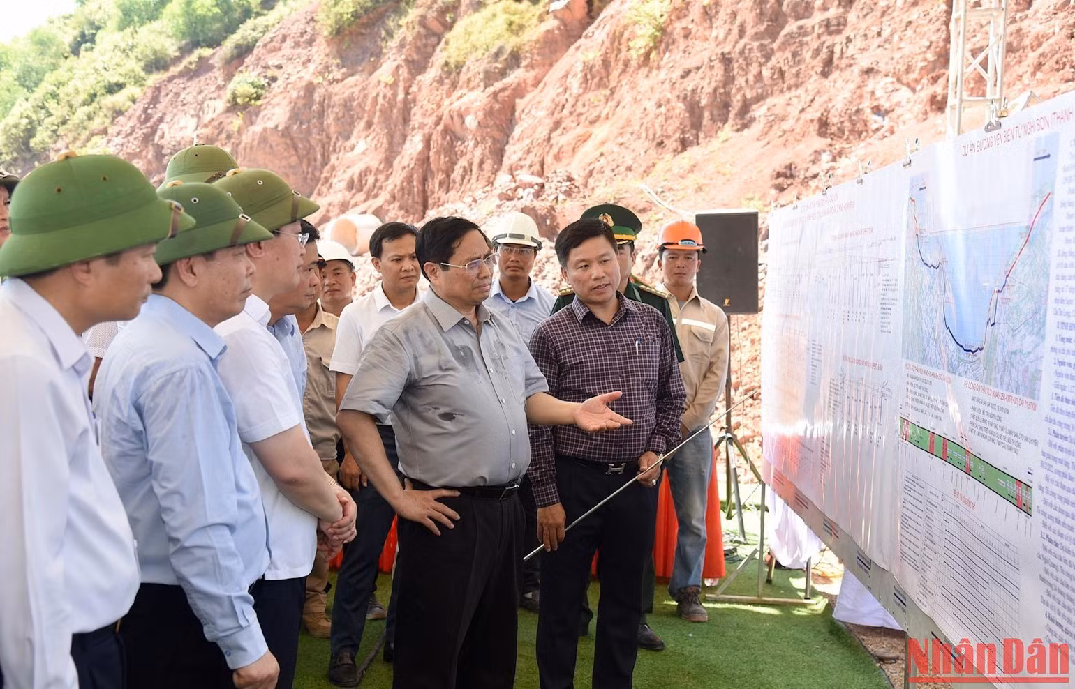 Thủ tướng khảo sát dự án đường ven biển đi qua 5 địa phương của tỉnh Nghệ An.