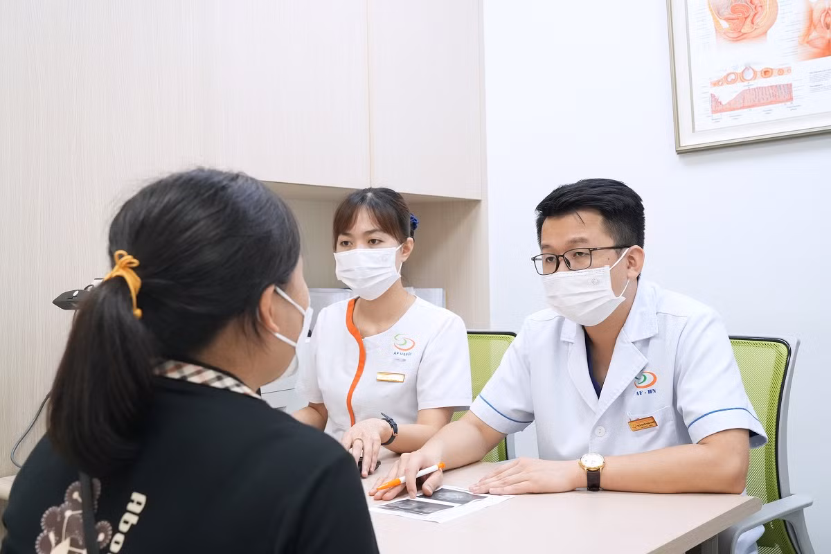 Bác sĩ chuyên khoa I Nguyễn Thành Trung khám và tư vấn cho người bệnh. Bác sĩ chuyên khoa I Nguyễn Thành Trung khám và tư vấn cho người bệnh.
