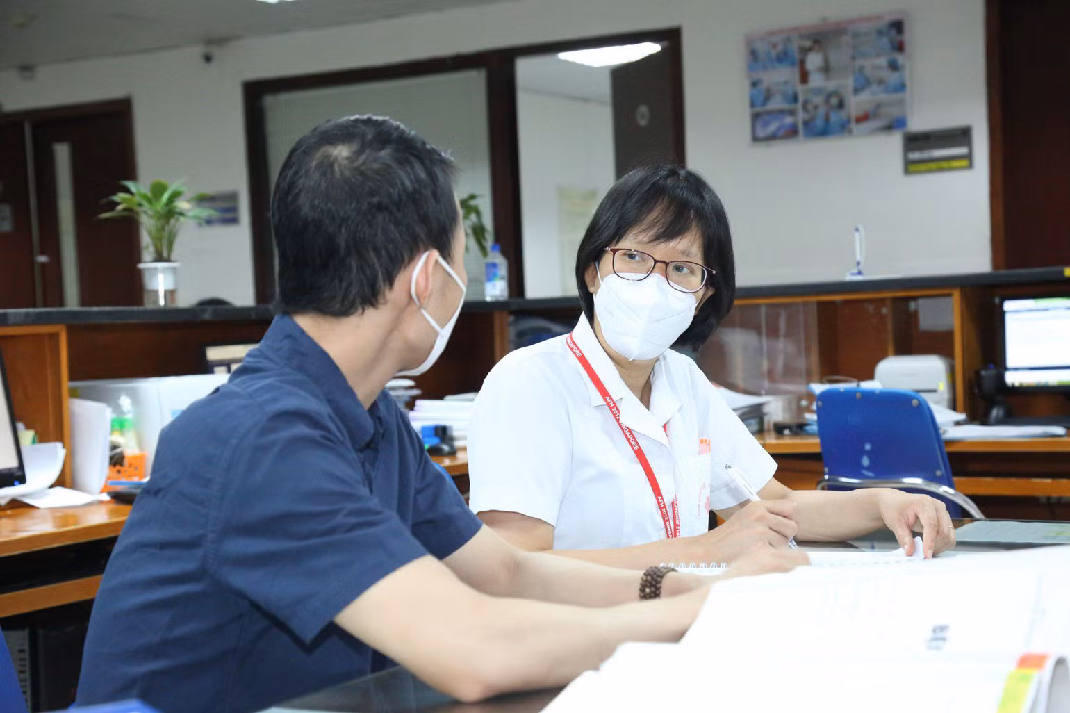 Bác sĩ chuyên khoa II Võ Thị Thanh Bình tư vấn cho người nhà người bệnh.