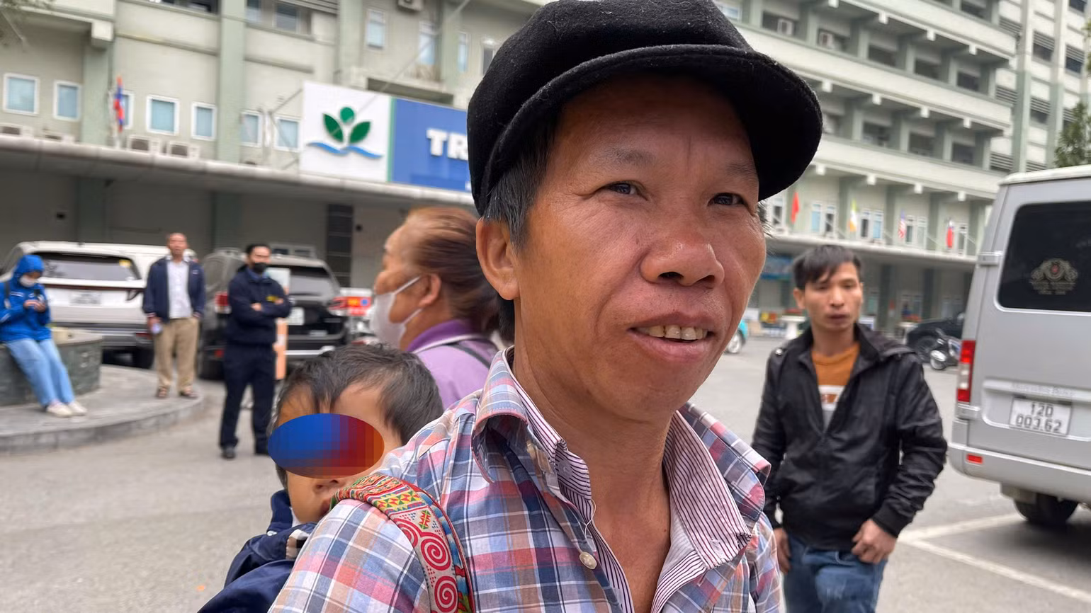 Anh Mùa Thống Lầu (Mường Ảng, Điện Biên) địu đứa con nhỏ trên lưng.