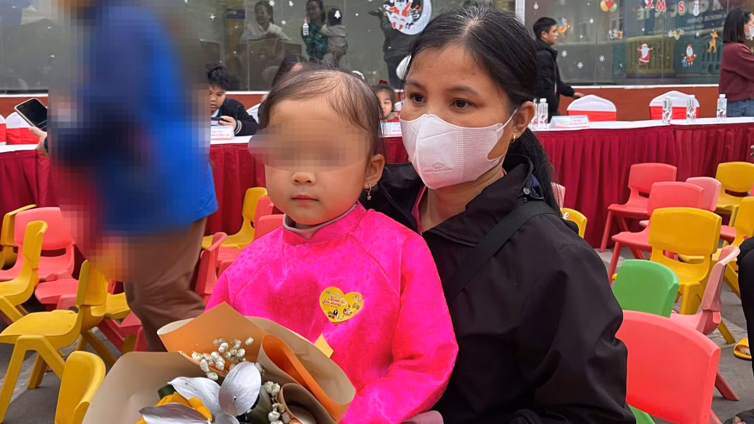 Chị Nguyễn Thị Em và con gái sau buổi biểu diễn tại chương trình.