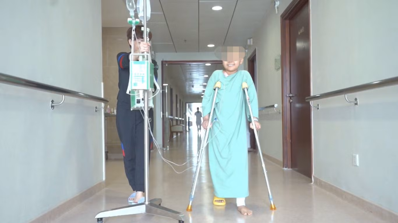 Ngày thứ ba sau khi phẫu thuật, Trúc L. đã có thể đi lại bằng nạng. Ngày thứ ba sau khi phẫu thuật, Trúc L. đã có thể đi lại bằng nạng.