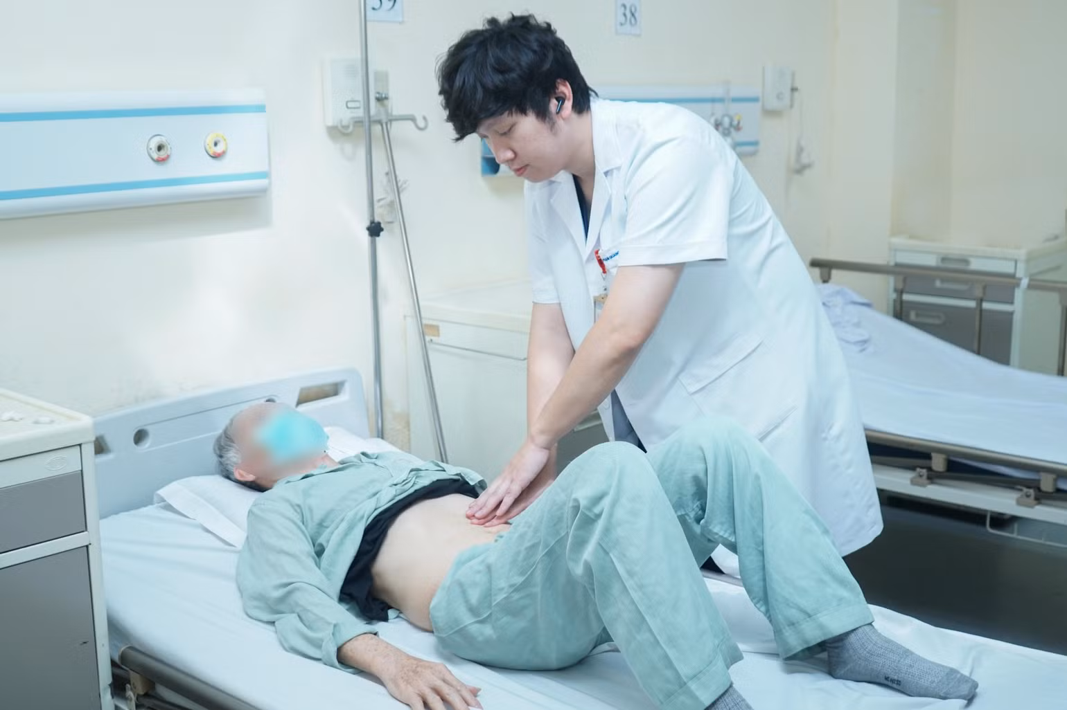 Bệnh nhân được khám lại sau phẫu thuật.