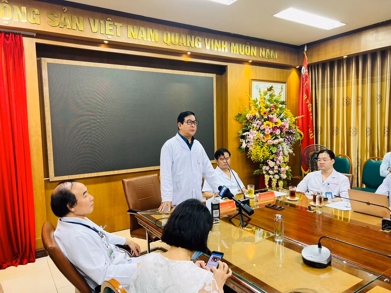 Phó Giáo sư, Tiến sĩ Lương Ngọc Khuê, Cục trưởng Cục Quản lý Khám, chữa bệnh (Bộ Y tế) chỉ đạo lãnh đạo Bệnh viện Bạch Mai tích cực cứu chữa người bệnh. Phó Giáo sư, Tiến sĩ Lương Ngọc Khuê, Cục trưởng Cục Quản lý Khám, chữa bệnh (Bộ Y tế) chỉ đạo lãnh đạo Bệnh viện Bạch Mai tích cực cứu chữa người bệnh.
