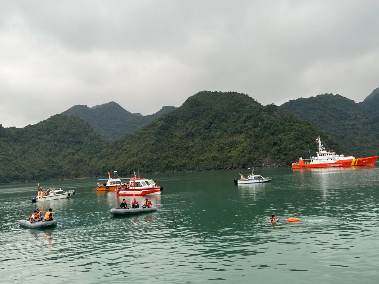 Các lực lượng tìm kiếm, cứu nạn đã tìm thấy thi thể nạn nhân thứ 5. Các lực lượng tìm kiếm, cứu nạn đã tìm thấy thi thể nạn nhân thứ 5.