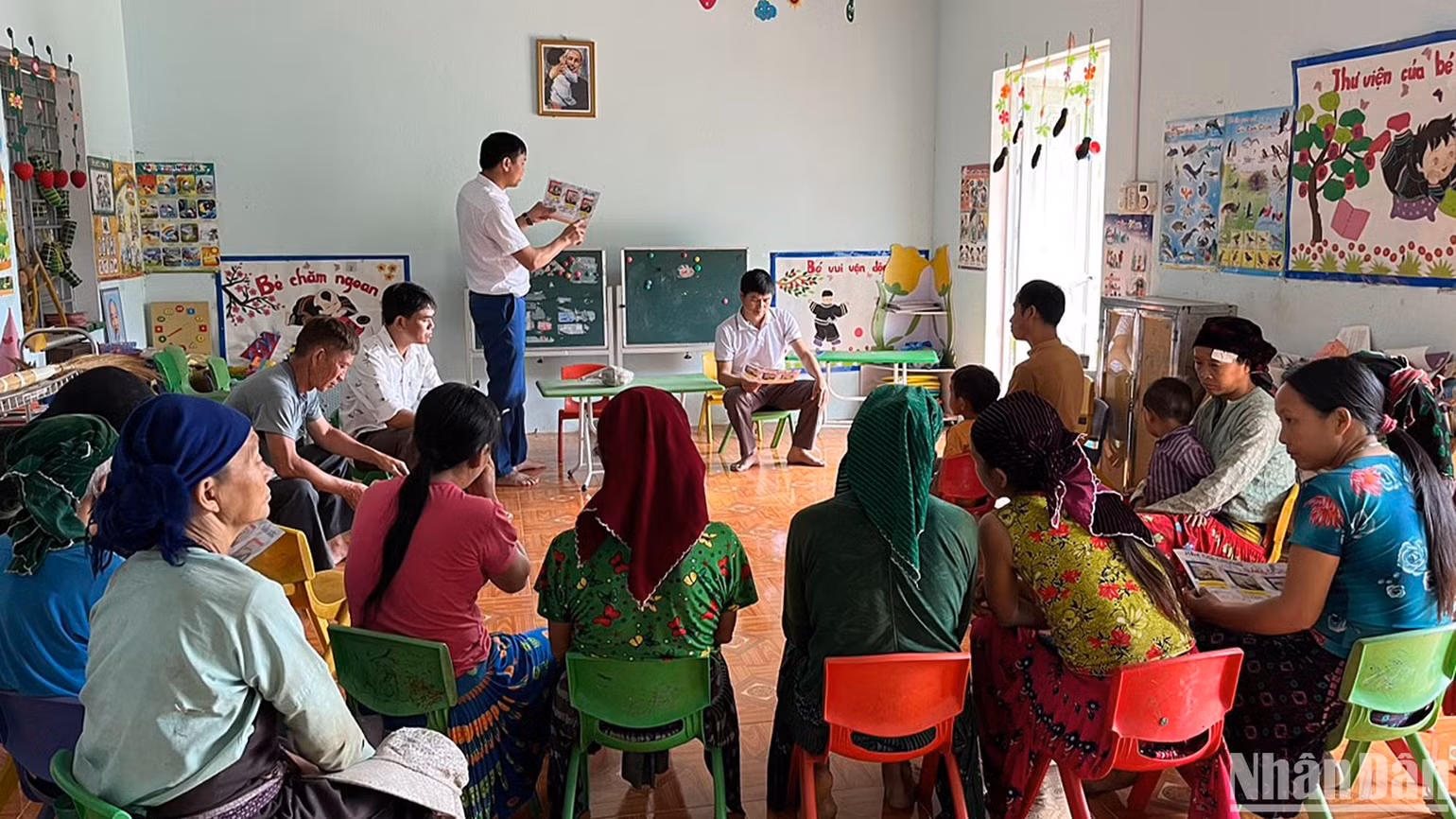 Cán bộ Trung tâm Y tế huyện Mèo Vạc (tỉnh Hà Giang) tuyên truyền cho người dân về cách phòng tránh ngộ độc do ăn phải nấm độc. (Ảnh: BÍCH HẠNH) Cán bộ Trung tâm Y tế huyện Mèo Vạc (tỉnh Hà Giang) tuyên truyền cho người dân về cách phòng tránh ngộ độc do ăn phải nấm độc. (Ảnh: BÍCH HẠNH)