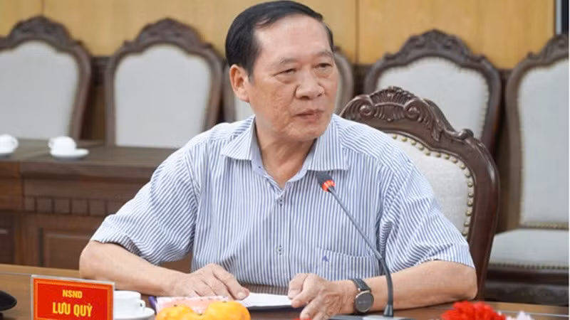Đạo diễn, Nghệ sĩ Nhân dân Lưu Quỳ.