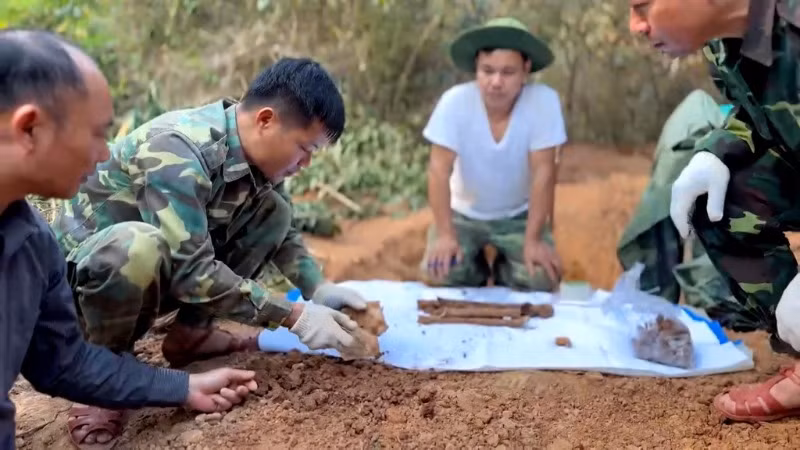 Miệt mài hành trình đưa liệt sĩ "trở về". Miệt mài hành trình đưa liệt sĩ "trở về".