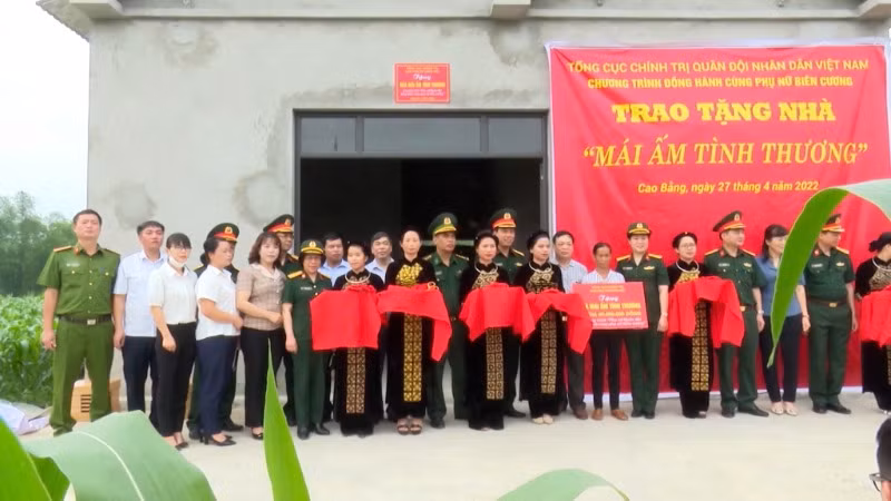 Lễ trao tặng nhà "Mái ấm tình thương". Lễ trao tặng nhà "Mái ấm tình thương".
