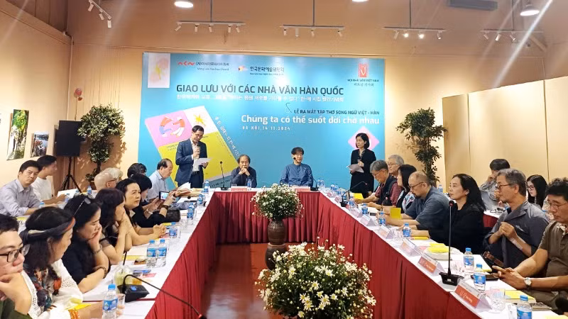 Hội Nhà văn Việt Nam giao lưu với đoàn nhà văn Hàn Quốc. Hội Nhà văn Việt Nam giao lưu với đoàn nhà văn Hàn Quốc.