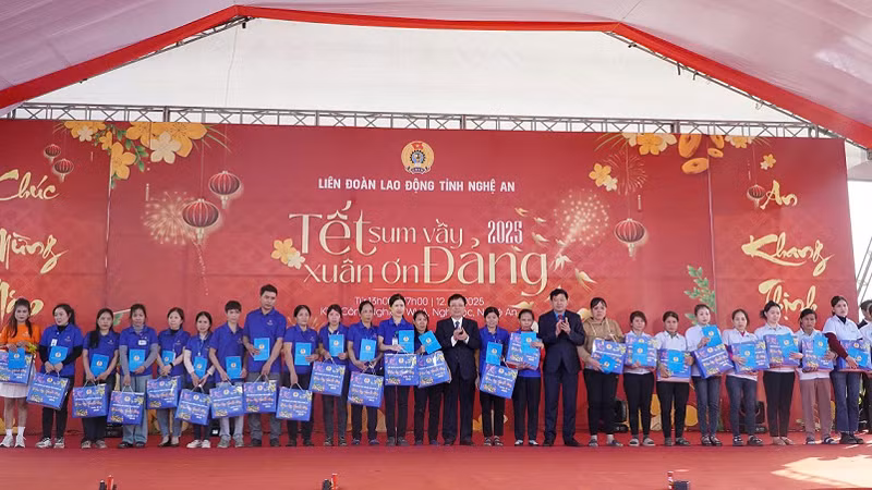 Tặng quà Tết cho công nhân tại Khu Công nghiệp WHA.