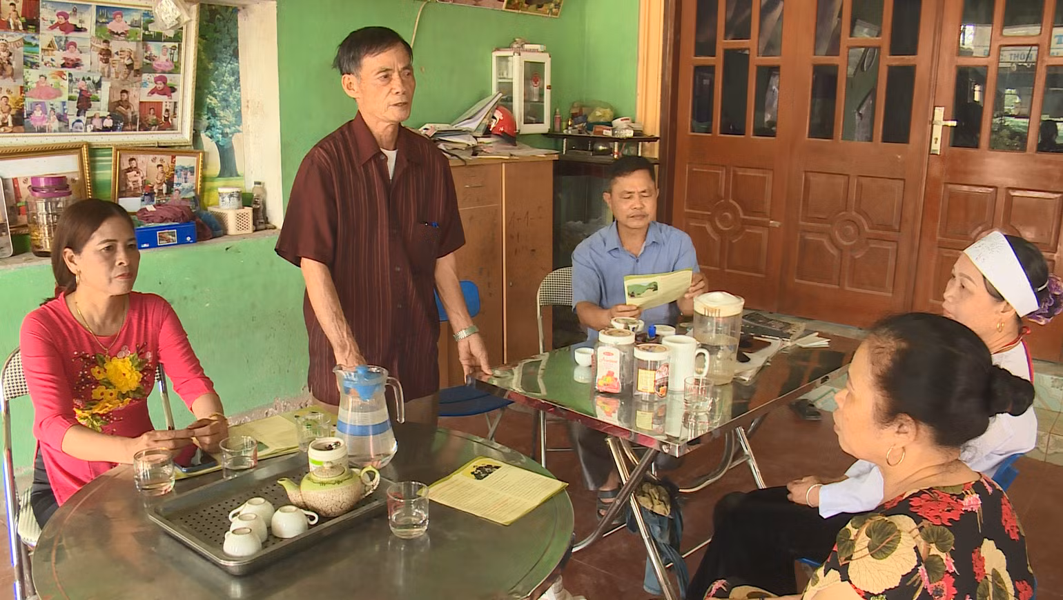 Tổ truyền thông cộng đồng ở Hà Nội chủ động "đi từng ngõ, gõ từng nhà" vận động nhân dân. Tổ truyền thông cộng đồng ở Hà Nội chủ động "đi từng ngõ, gõ từng nhà" vận động nhân dân.