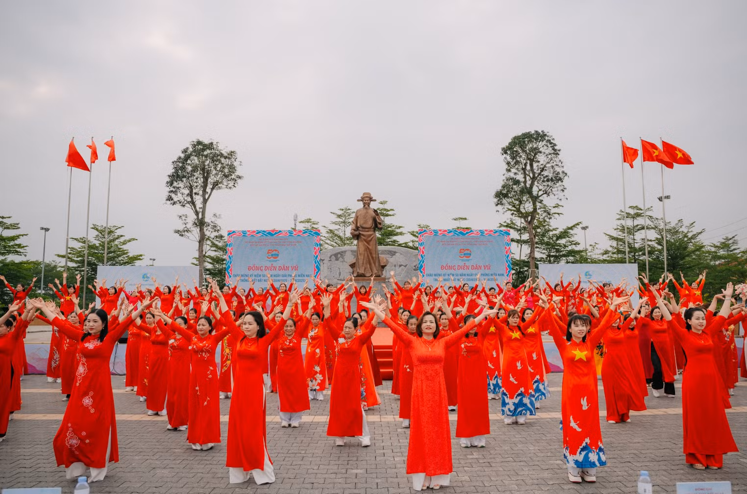 Trên khắp Hà Nội, hơn 50.000 phụ nữ đồng diễn dân vũ chào mừng kỷ niệm 50 năm Ngày giải phóng miền nam, thống nhất đất nước.