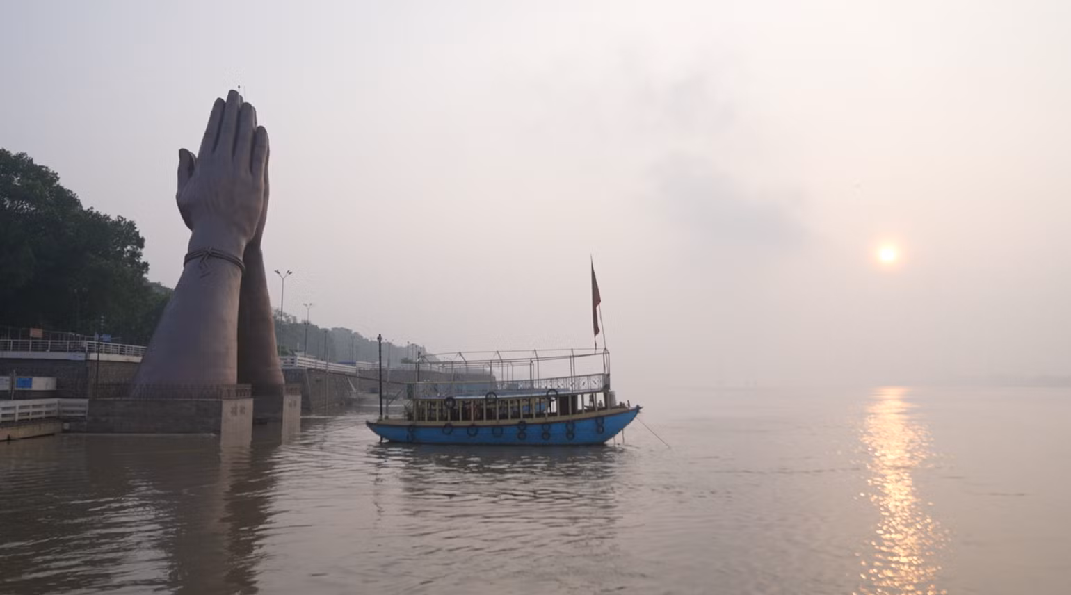 Bình minh lên, một ngày mới lại bắt đầu. Bình minh lên, một ngày mới lại bắt đầu.