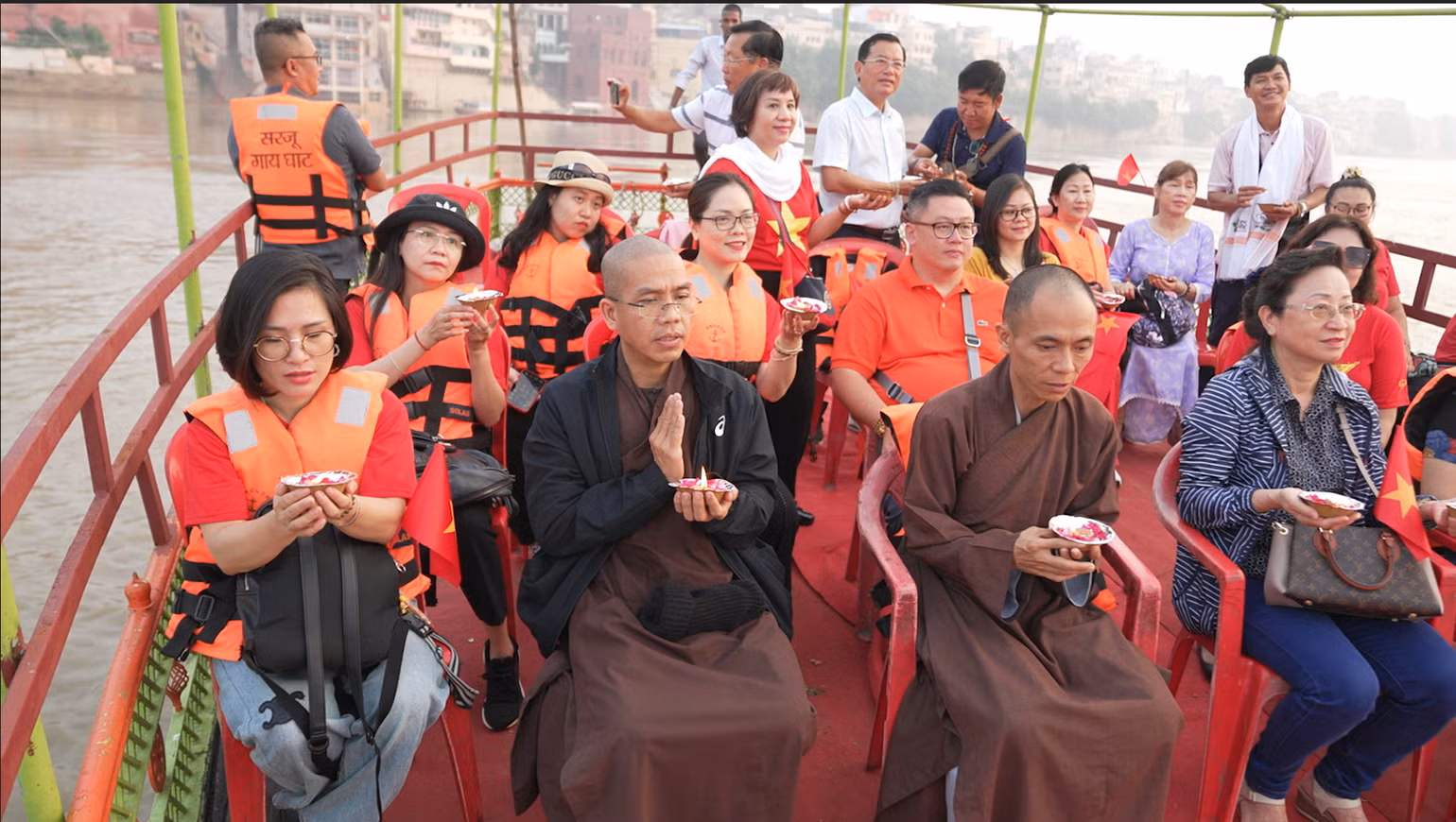 Du khách thực hiện vài nghi lễ theo đạo Phật ở trên thuyền. Du khách thực hiện vài nghi lễ theo đạo Phật ở trên thuyền.