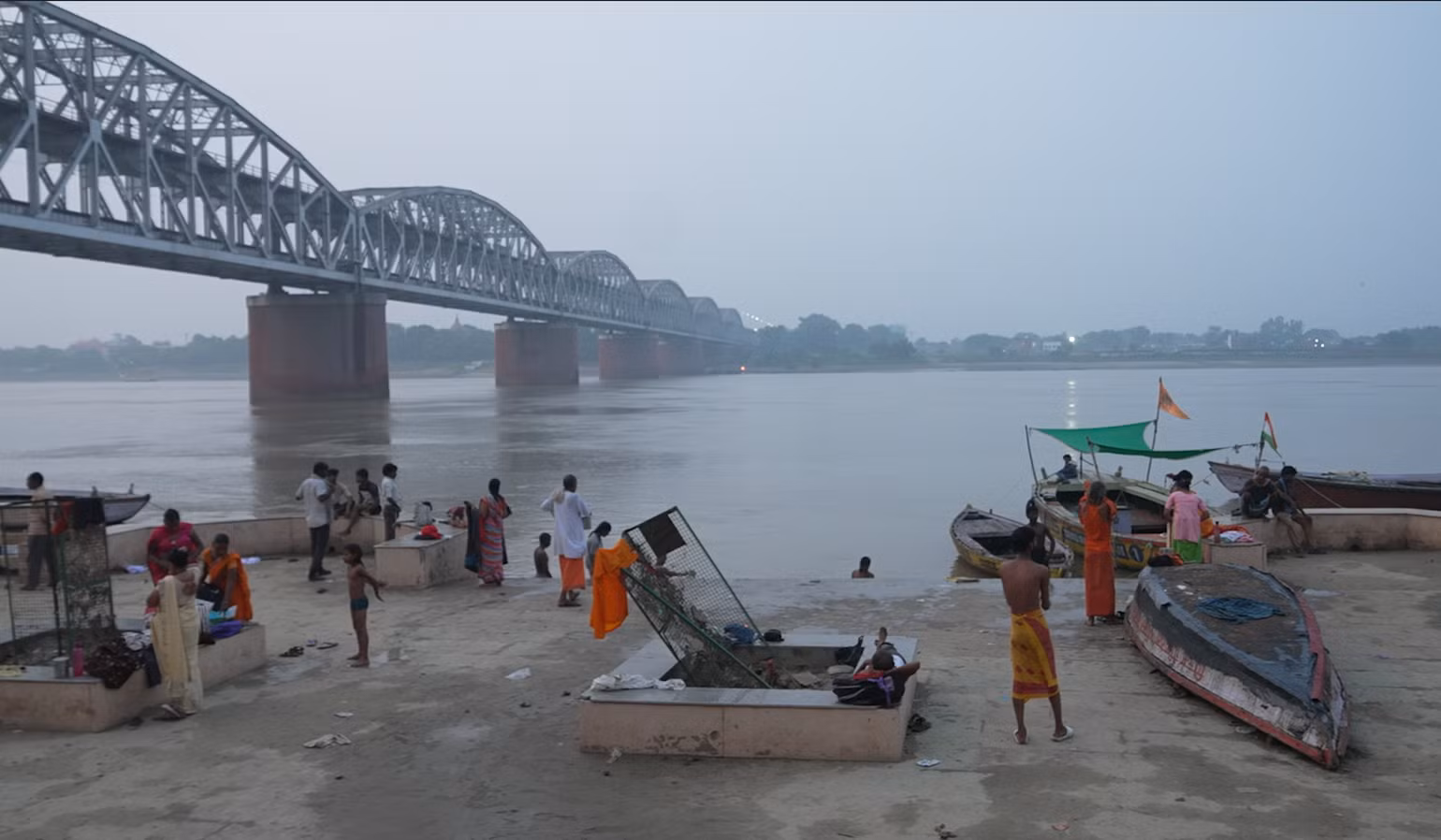 Trời chưa sáng hẳn nhưng người dân đã có mặt để thực hiện nghi thức tắm sông Hằng. Trời chưa sáng hẳn nhưng người dân đã có mặt để thực hiện nghi thức tắm sông Hằng.