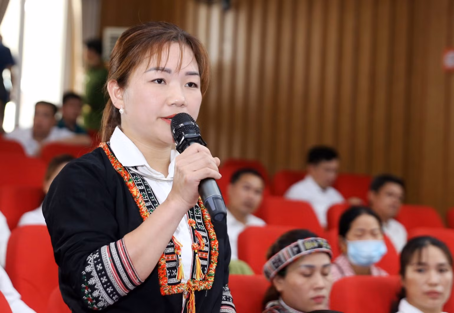 Cử tri dân tộc Dao, ở huyện Bảo Yên kiến nghị tại Hội nghị tiếp xúc cử tri, sáng 21/4/2023. (Ảnh: QUỐC HỒNG) Cử tri dân tộc Dao, ở huyện Bảo Yên kiến nghị tại Hội nghị tiếp xúc cử tri, sáng 21/4/2023. (Ảnh: QUỐC HỒNG)