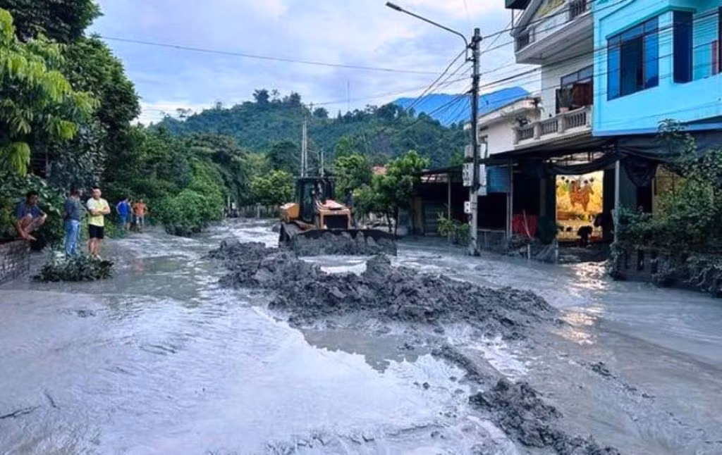 San gạt, bốc xúc bùn thải để bảo đảm giao thông an toàn. (Ảnh: TL) San gạt, bốc xúc bùn thải để bảo đảm giao thông an toàn. (Ảnh: TL)