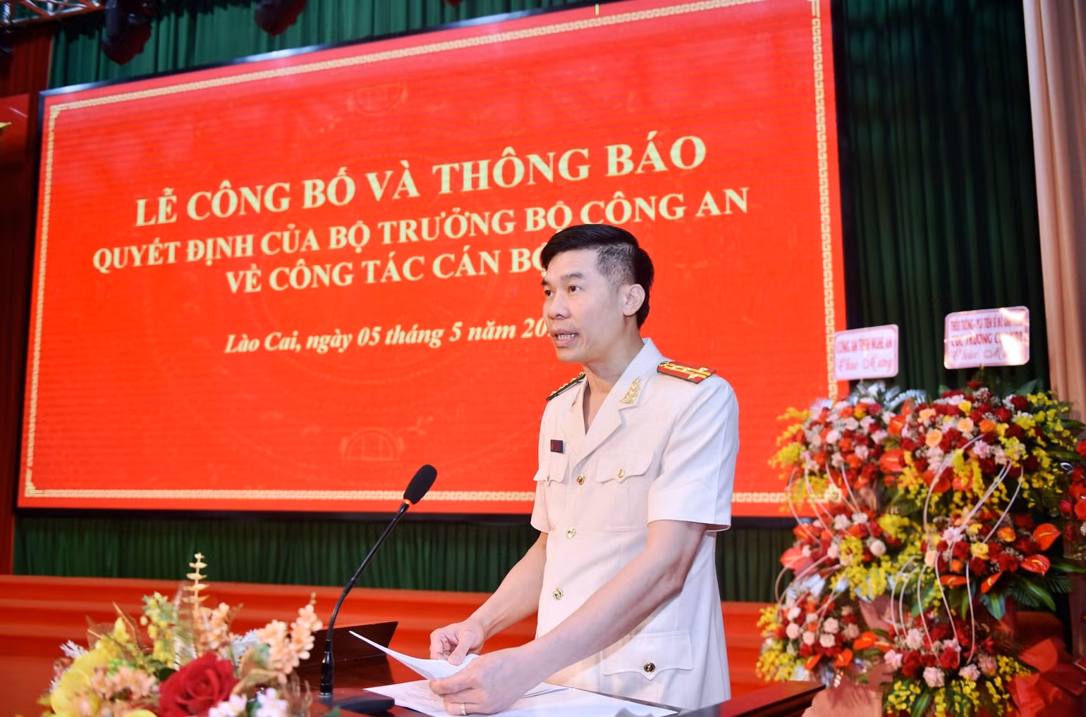 Đại tá, Giám đốc Công an tỉnh Lào Cai Cao Minh Huyền phát biểu nhận nhiệm vụ. (Ảnh: THANH TUẤN) Đại tá, Giám đốc Công an tỉnh Lào Cai Cao Minh Huyền phát biểu nhận nhiệm vụ. (Ảnh: THANH TUẤN)