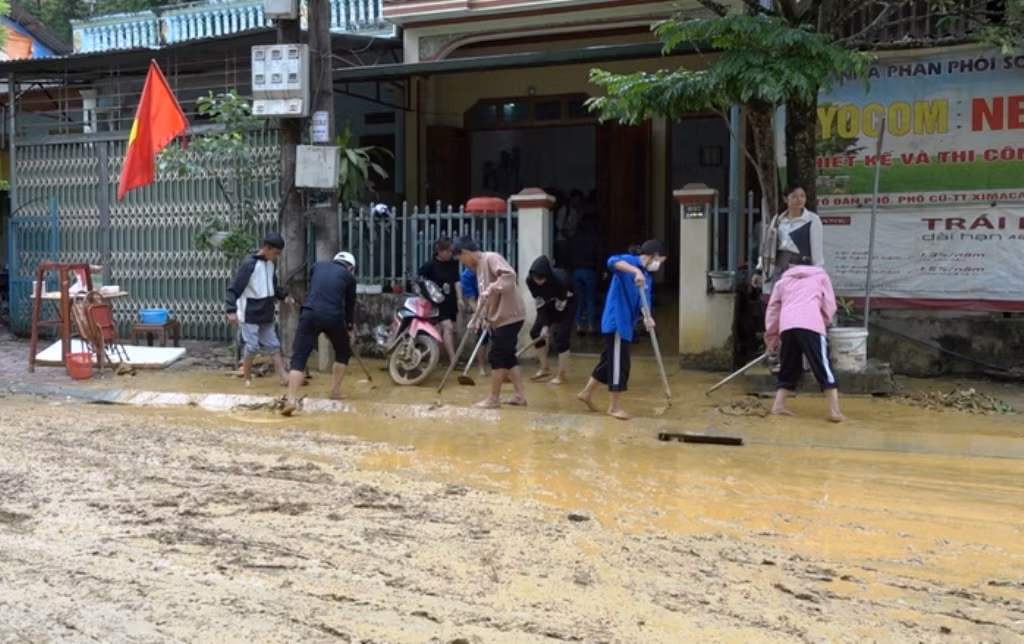 Người dân giúp nhau dọn dẹp nhà cửa, ổn định cuộc sống. (Ảnh: THANH NHÀN)