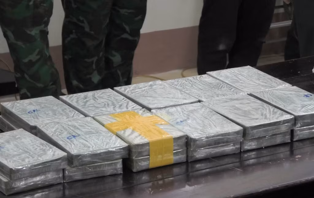 Tang vật bị lực lượng chức năng thu giữ là 22 bánh heroin. (Ảnh: TRUNG DŨNG) Tang vật bị lực lượng chức năng thu giữ là 22 bánh heroin. (Ảnh: TRUNG DŨNG)