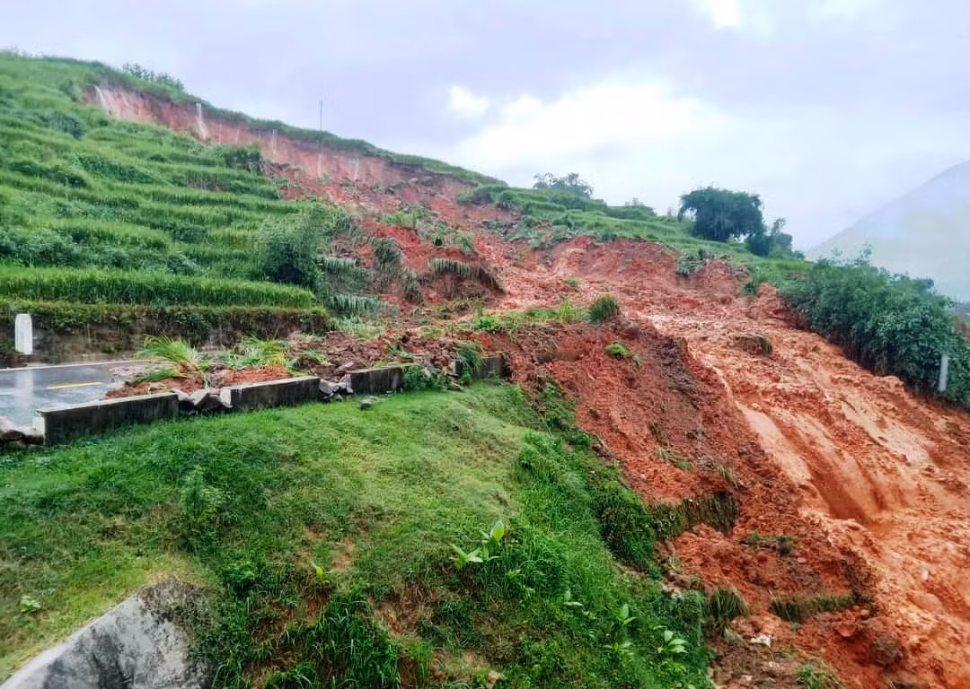 Mưa lớn kéo dài làm nhão đất, gây sạt lở lớn ở thị xã Sa Pa, Lào Cai. (Ảnh: TL)
