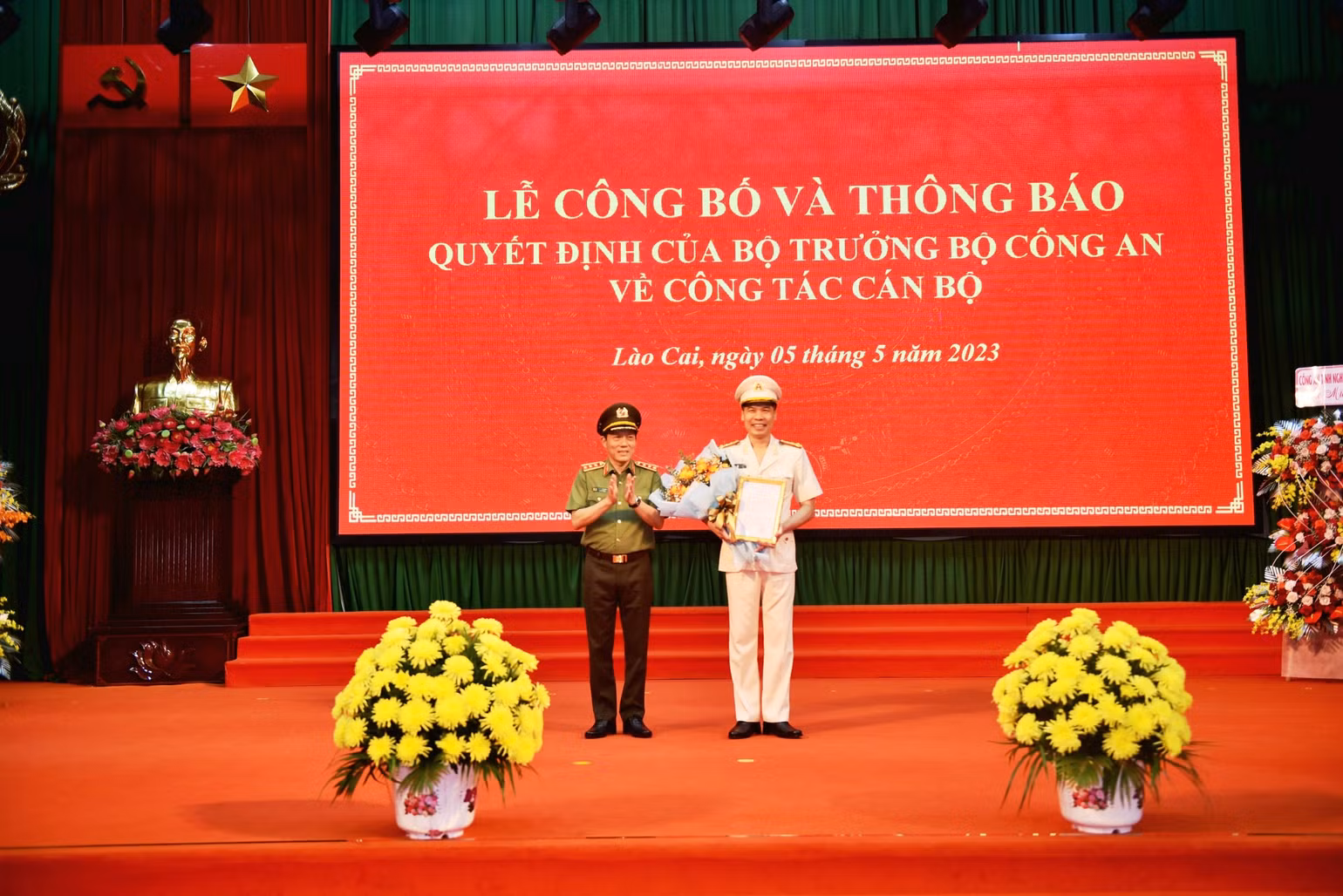 Thượng tướng,Thứ trưởng Công an Lương Tam Quang trao Quyết định bổ nhiệm Giám đốc Công an tỉnh Lào Cai cho Đại tá Cao Minh Huyền. (Ảnh: THANH TUẤN) Thượng tướng,Thứ trưởng Công an Lương Tam Quang trao Quyết định bổ nhiệm Giám đốc Công an tỉnh Lào Cai cho Đại tá Cao Minh Huyền. (Ảnh: THANH TUẤN)