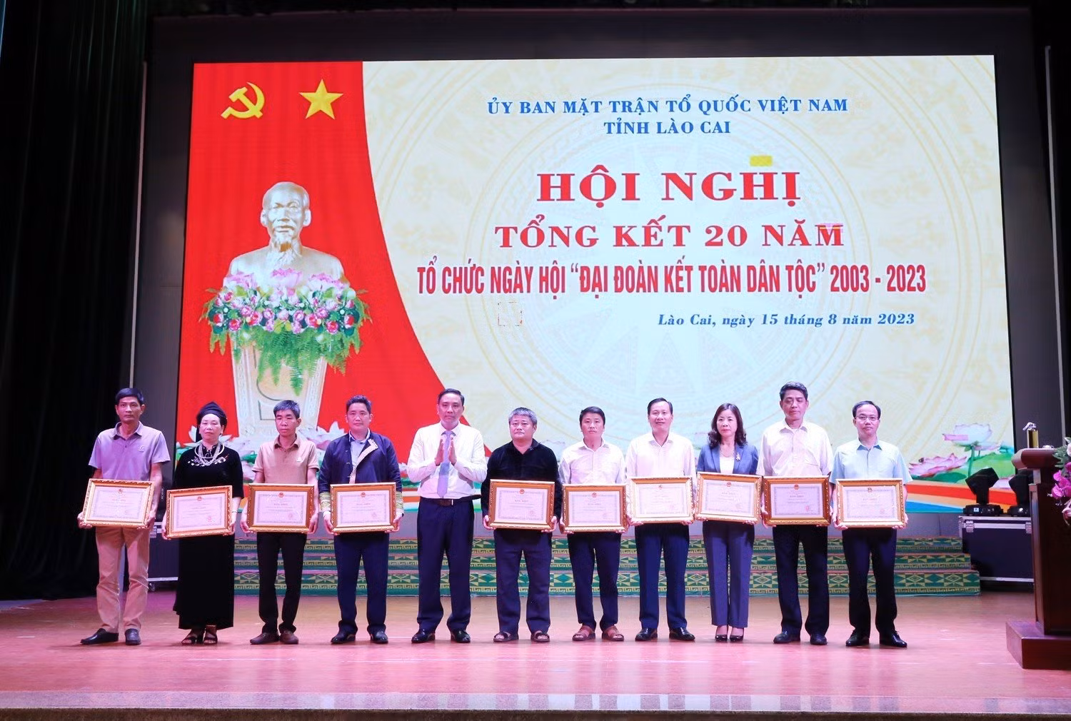 Biểu dương, khen thưởng các tập thể và cá nhân có thành tích xuất sắc tham gia Ngày hội Đại đoàn kết toàn dân tộc" ở Lào Cai. (Ảnh: TUẤN NGỌC) Biểu dương, khen thưởng các tập thể và cá nhân có thành tích xuất sắc tham gia Ngày hội Đại đoàn kết toàn dân tộc" ở Lào Cai. (Ảnh: TUẤN NGỌC)