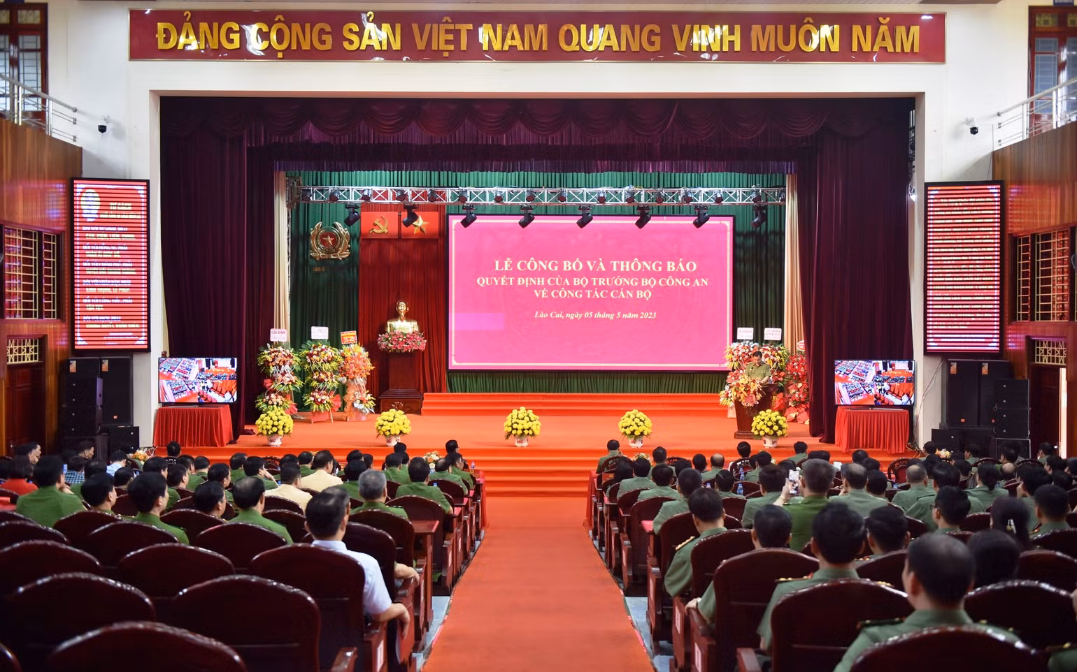 Lễ công bố quyết định của Bộ trưởng Công an về công tác cán bộ, tại tỉnh Lào Cai sáng 5/5. (Ảnh: THANH TUẤN) Lễ công bố quyết định của Bộ trưởng Công an về công tác cán bộ, tại tỉnh Lào Cai sáng 5/5. (Ảnh: THANH TUẤN)