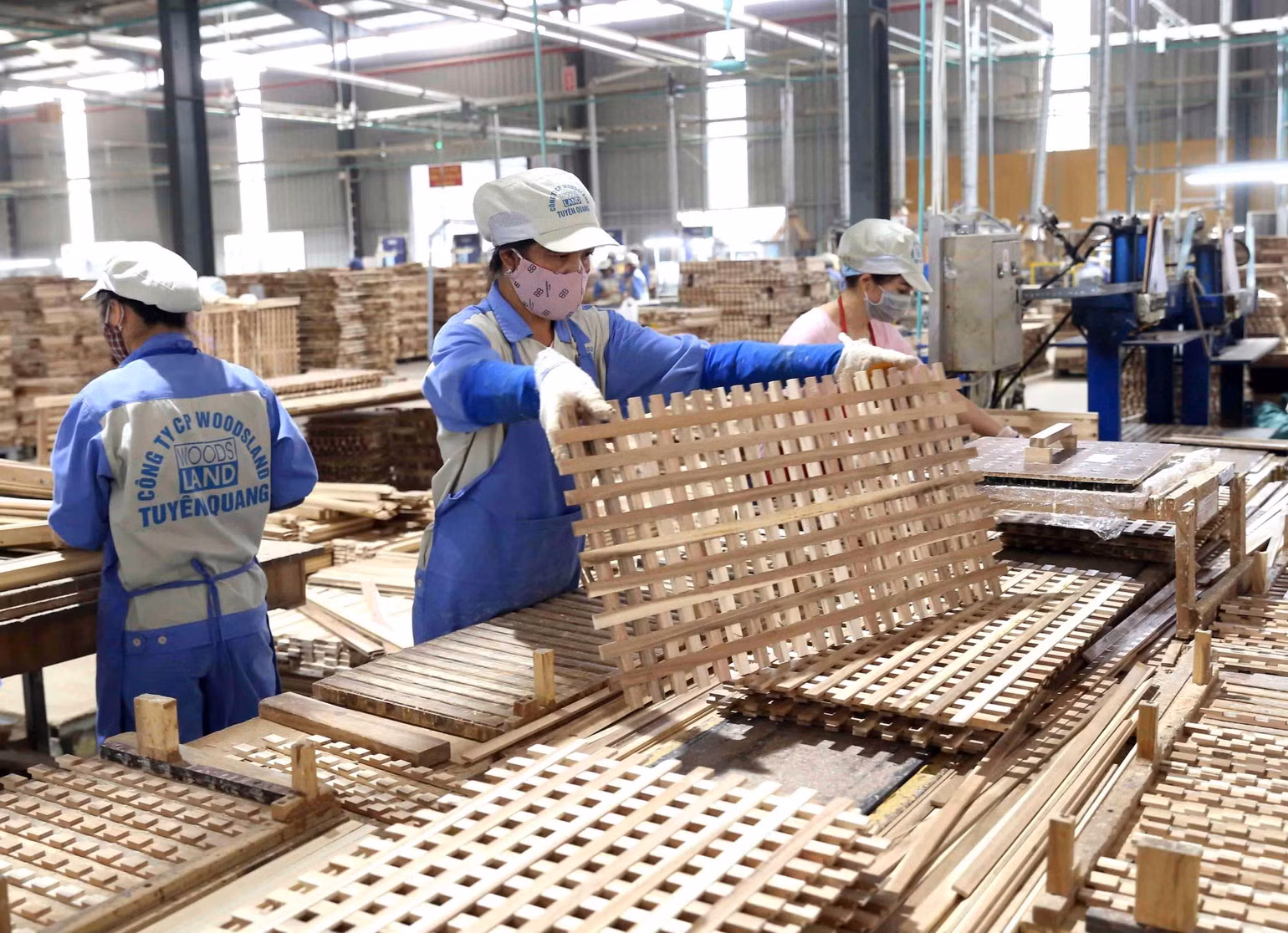 Sản xuất đồ gỗ xuất khẩu tại nhà máy ở Tuyên Quang. (Ảnh: PHƯƠNG ANH) Sản xuất đồ gỗ xuất khẩu tại nhà máy ở Tuyên Quang. (Ảnh: PHƯƠNG ANH)