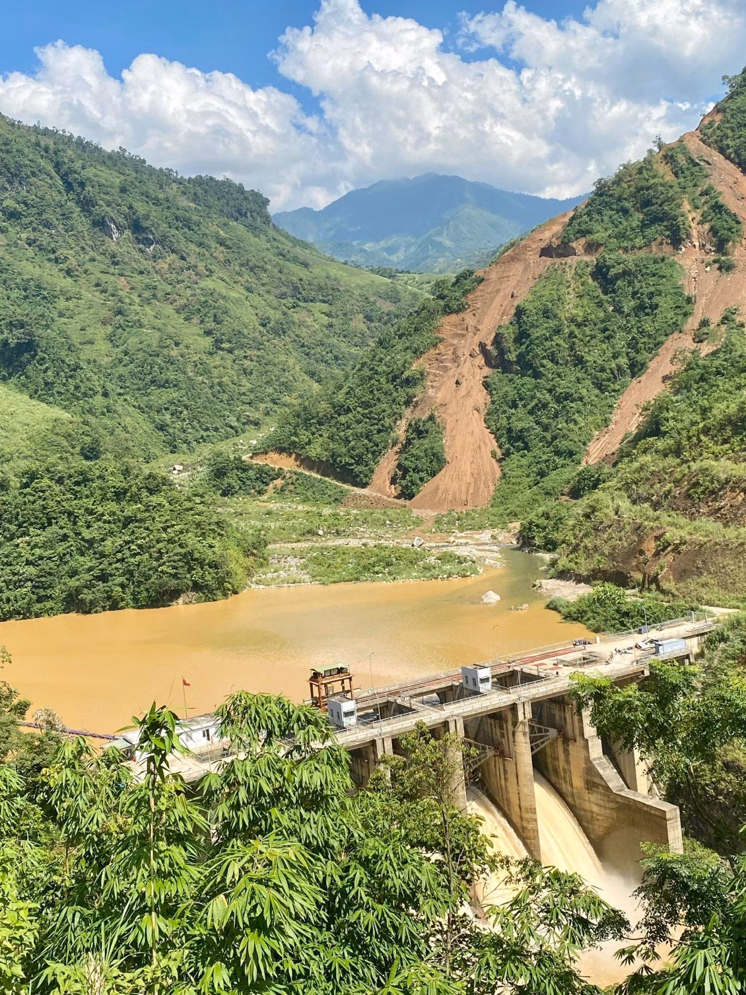 Thủy điện Văn Chấn (Yên Bái) do mưa lũ sạt lở, bị bồi lấp đất đá cho nên hạn chế khả năng tích nước. Thủy điện Văn Chấn (Yên Bái) do mưa lũ sạt lở, bị bồi lấp đất đá cho nên hạn chế khả năng tích nước.