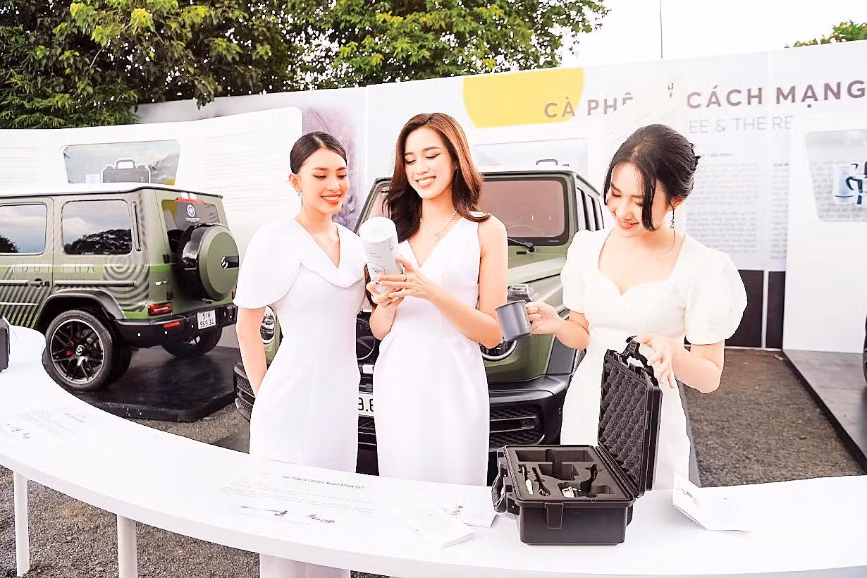 Hoa hậu Tiểu Vy, Hoa hậu Đỗ Thị Hà và Họa sĩ - Nhà thiết kế Anh Thư ấn tượng với nguồn cảm hứng tạo tác nên những tuyệt phẩm cà-phê năng lượng phục vụ Lối sống Tỉnh thức của Trung Nguyên Legend. Hoa hậu Tiểu Vy, Hoa hậu Đỗ Thị Hà và Họa sĩ - Nhà thiết kế Anh Thư ấn tượng với nguồn cảm hứng tạo tác nên những tuyệt phẩm cà-phê năng lượng phục vụ Lối sống Tỉnh thức của Trung Nguyên Legend.