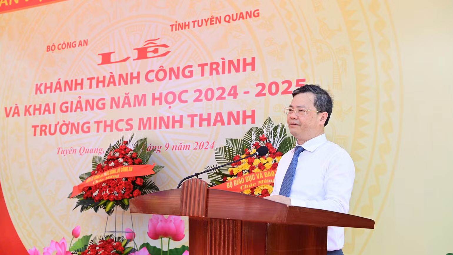 Đồng chí Nguyễn Văn Sơn, Chủ tịch Ủy ban nhân dân tỉnh Tuyên Quang phát biểu tại buổi lễ khánh thành công trình Trường trung học cơ sở Minh Thanh.