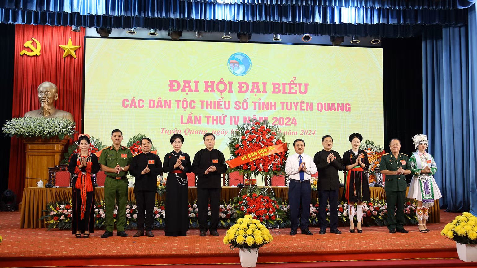Đồng chí Hầu A Lềnh, Ủy viên Trung ương Đảng, Bộ trưởng, Chủ nhiệm Ủy ban Dân tộc tặng hoa chúc mừng Đại hội. Đồng chí Hầu A Lềnh, Ủy viên Trung ương Đảng, Bộ trưởng, Chủ nhiệm Ủy ban Dân tộc tặng hoa chúc mừng Đại hội.