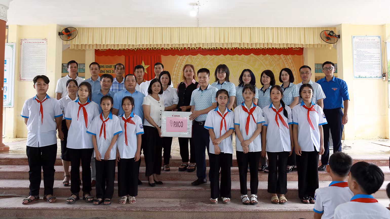 Đoàn trao hỗ trợ tại Trường THCS Chiêu Yên, xã Chiêu Yên, huyện Yên Sơn, tỉnh Tuyên Quang. Đoàn trao hỗ trợ tại Trường THCS Chiêu Yên, xã Chiêu Yên, huyện Yên Sơn, tỉnh Tuyên Quang.