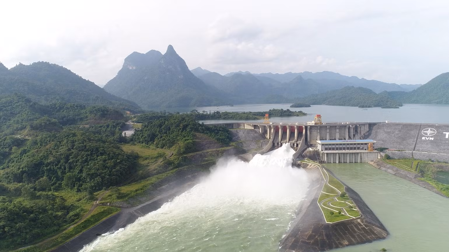 Hồ thủy điện Tuyên Quang mở 2 cửa xả đáy vào hồi 20 giờ ngày 8/9. Hồ thủy điện Tuyên Quang mở 2 cửa xả đáy vào hồi 20 giờ ngày 8/9.