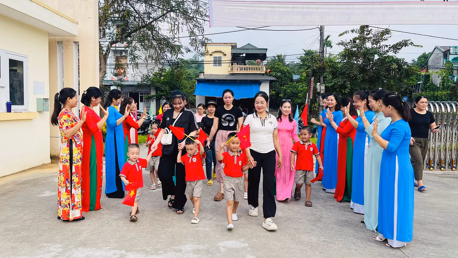 Các cô giáo Trường mầm non Kim Phú, thành phố Tuyên Quang đón học sinh trong ngày khai giảng. Các cô giáo Trường mầm non Kim Phú, thành phố Tuyên Quang đón học sinh trong ngày khai giảng.
