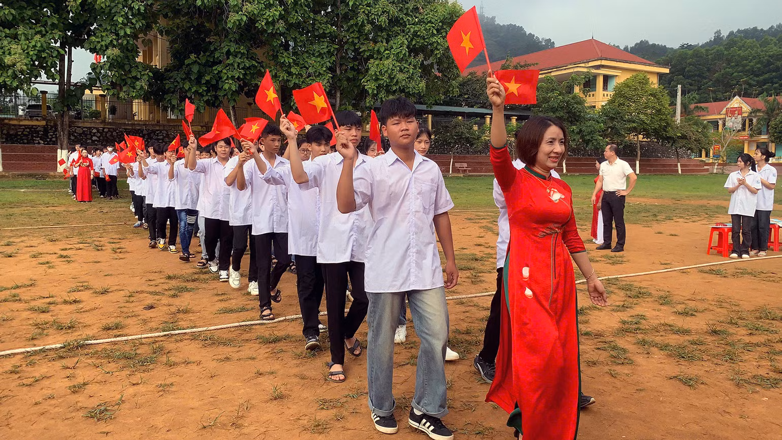 Đón học sinh lớp 10 tại Trường trung học phổ thông Hàm Yên, huyện Hàm Yên. Đón học sinh lớp 10 tại Trường trung học phổ thông Hàm Yên, huyện Hàm Yên.