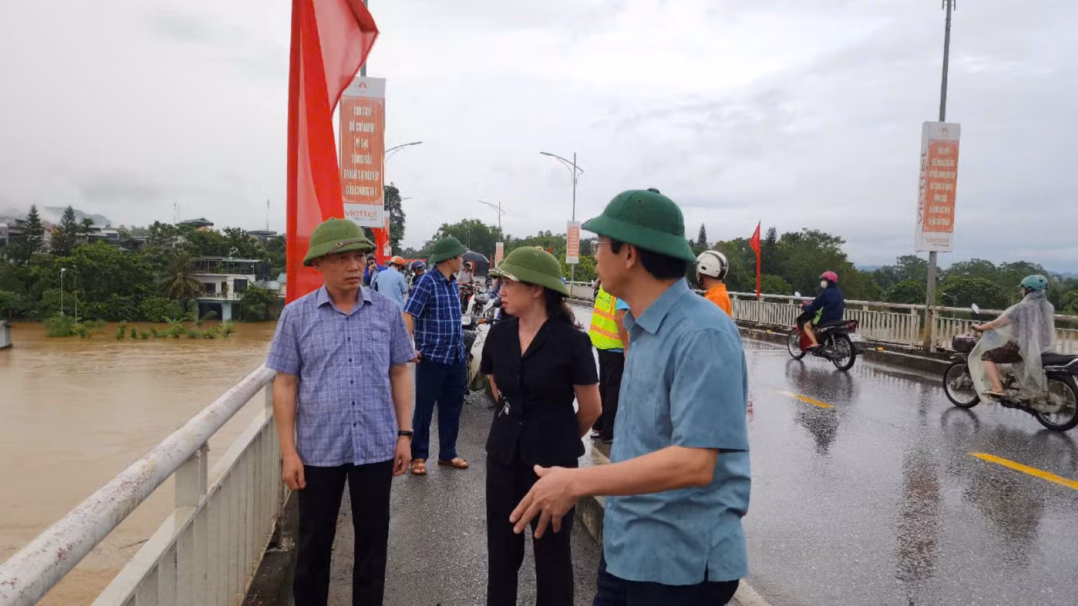 Đồng chí Lê Thị Kim Dung, Phó Bí thư Thường trực Tỉnh ủy, Chủ tịch HĐND tỉnh đi kiểm tra, chỉ đạo công tác phòng chống lụt bão trên địa bàn thành phố Tuyên Quang.