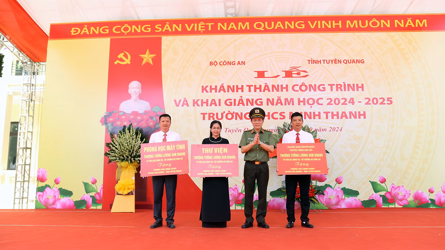Thượng tướng Lương Tam Quang, Bộ trưởng Công an trao biển biểu trưng quà tặng cho Ban Giám hiệu Trường trung học cơ sở Minh Thanh.