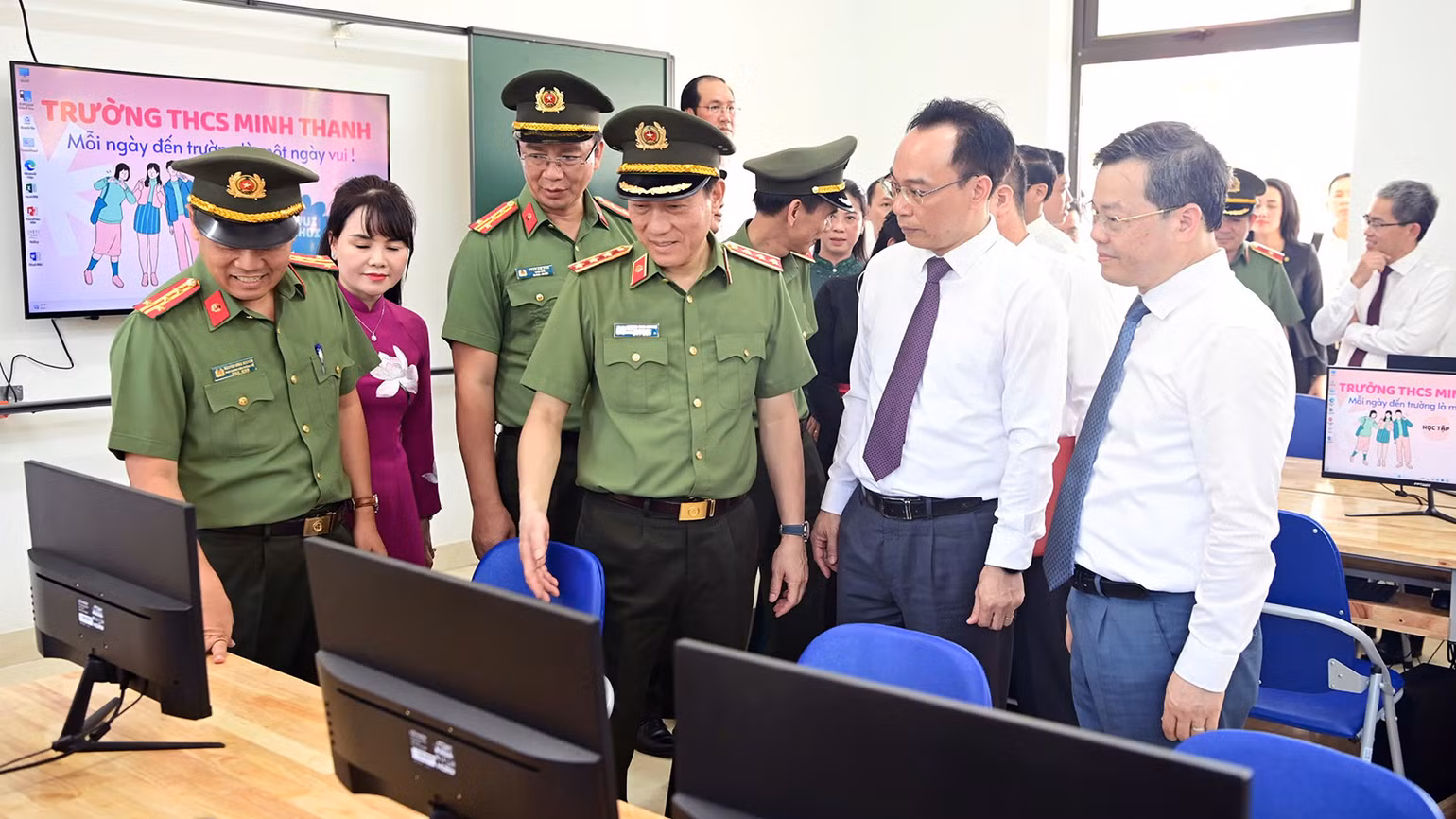 Thượng tướng Lương Tam Quang, Bộ trưởng Công an cùng đại biểu tham quan cơ sở vật chất nhà trường.